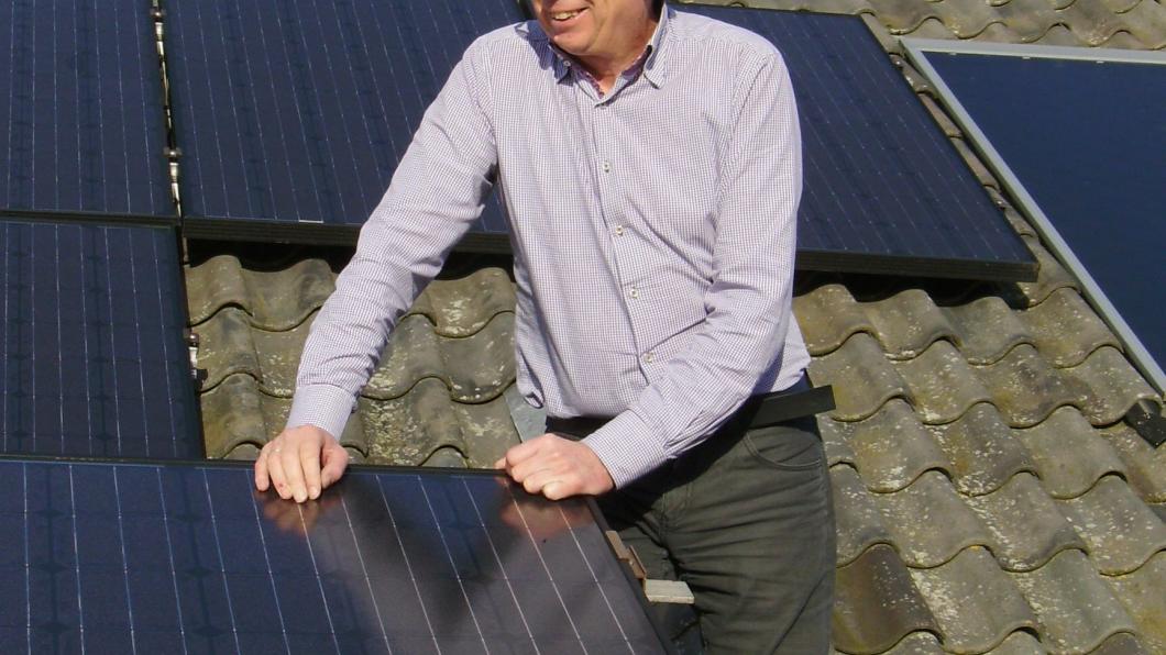 Tonnie op dak met zonnecellen.jpg